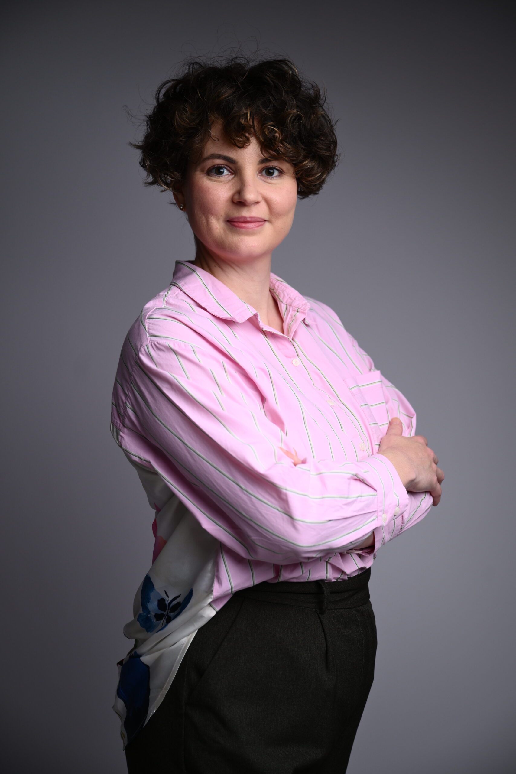 Portrait professionnel d’une spécialiste en visualisation 3D et aménagement intérieur, dans une posture confiante et professionnelle