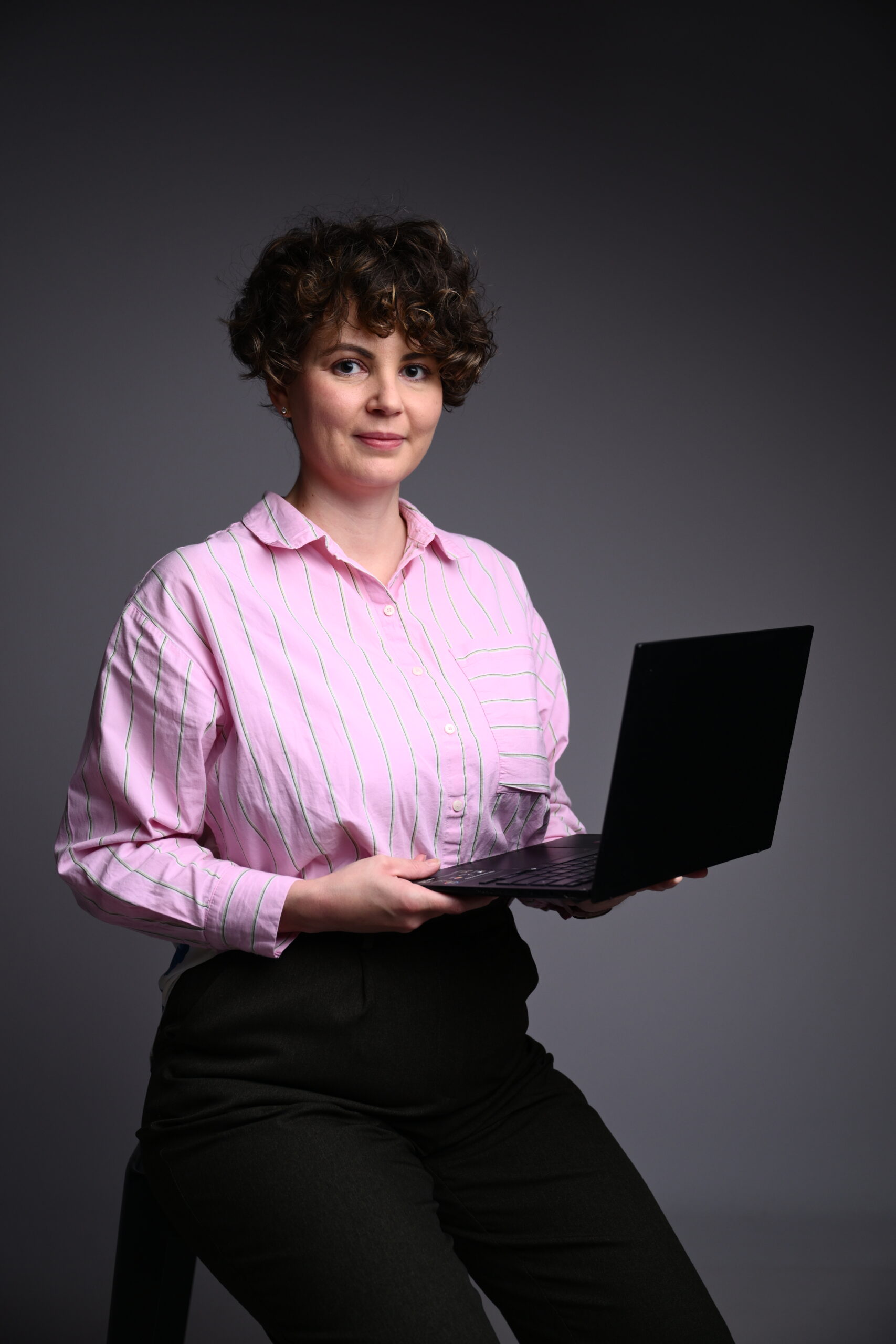 Portrait professionnel d’une spécialiste en visualisation 3D et aménagement intérieur, dans une posture confiante et professionnelle